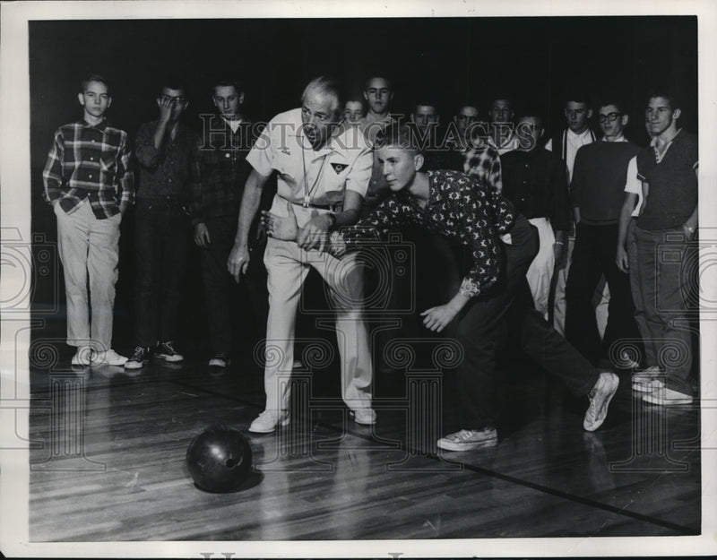Load image into Gallery viewer, 1961 Press Photo Gus Lombardi Champion Bowler
