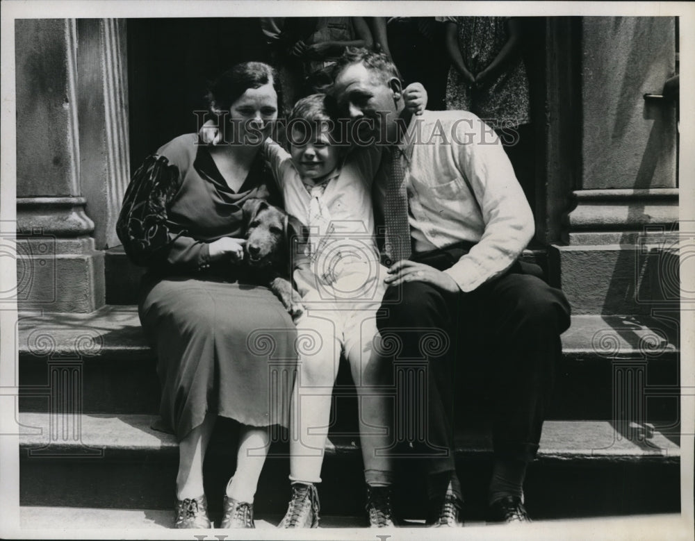 1934 Press Photo Oliver McCarter with Mother & Father and Dog Happy