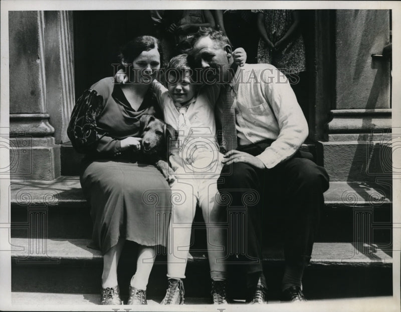 Load image into Gallery viewer, 1934 Press Photo Oliver McCarter with Mother &amp; Father and Dog Happy
