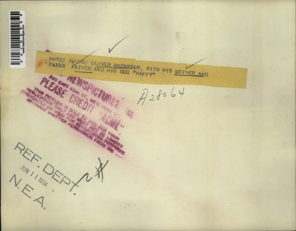 1934 Press Photo Oliver McCarter with Mother & Father and Dog Happy