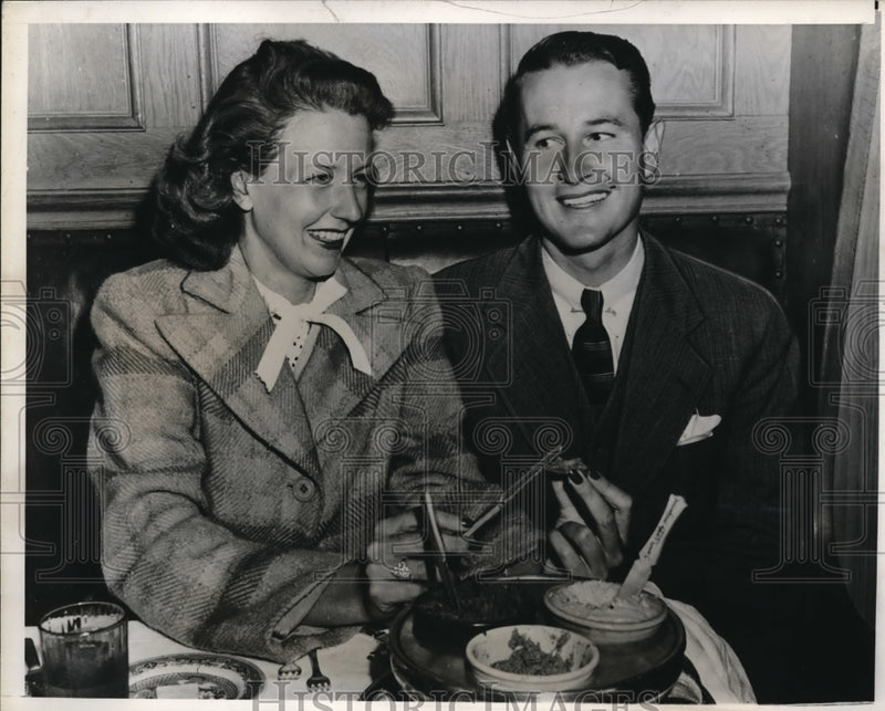 Load image into Gallery viewer, 1941 Press Photo Date before wedding for Dr. Rex Lewis Ross Jr. and Minnewa Bell
