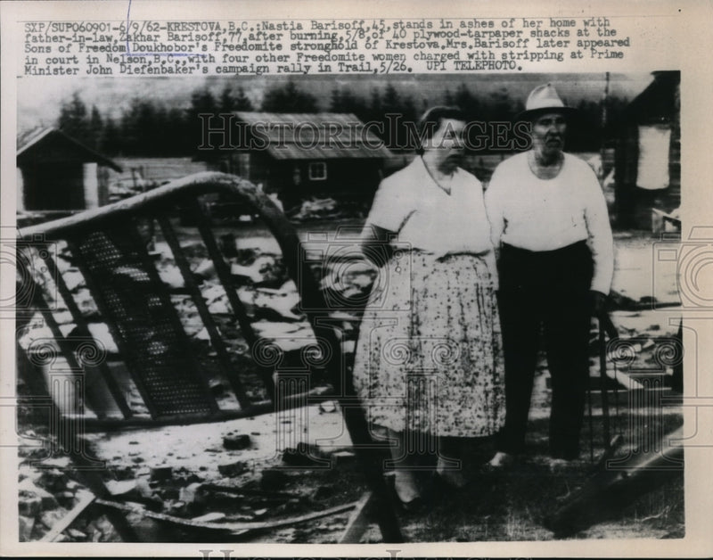 Load image into Gallery viewer, 1962 Press Photo Barisoff home burned at Freedomite stronghold, Krestova, BC
