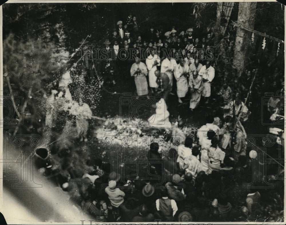 1936 Press Photo priest walking on red hot bed of fire as crowd watches