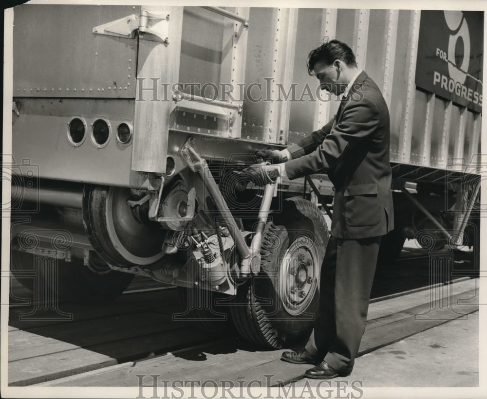 1956 Press Photo Bill Stansberry of C&O Works on Compressed Air Motor- Historic Images