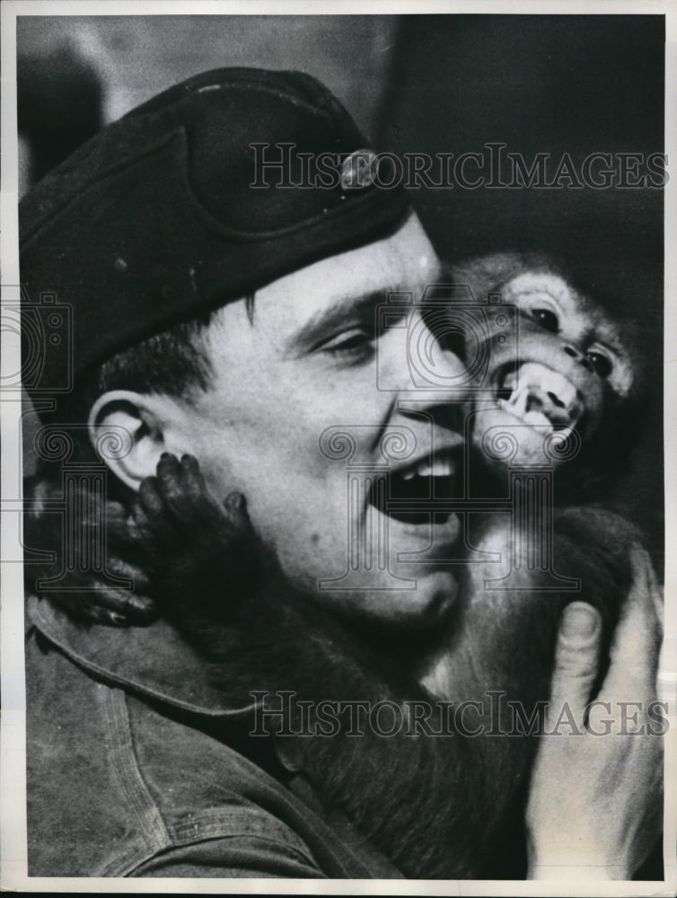 1960 Press Photo Helmuth Pilter smiles with Oscar the monkey - nec97140