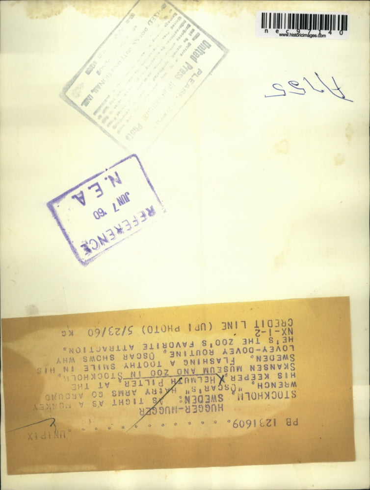 1960 Press Photo Helmuth Pilter smiles with Oscar the monkey - nec97140