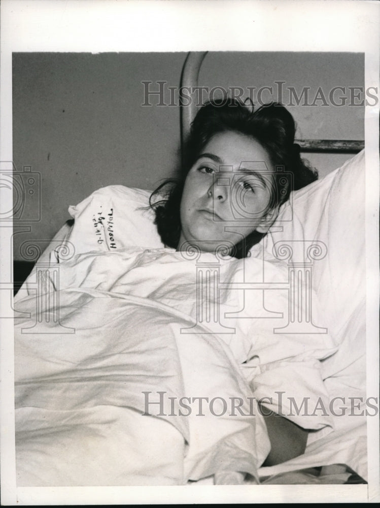 1944 Press Photo Grace Saunuers survives monoxide tragedy in Boston
