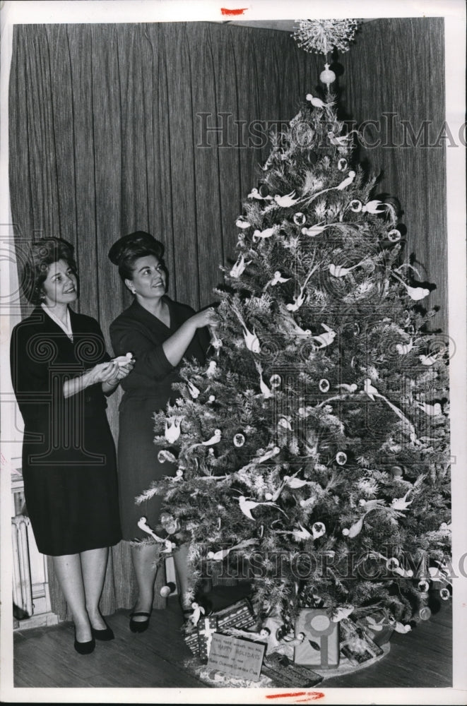 1965 Press Photo Mrs. DeCapite decorating the Christmas tree at Cudell House