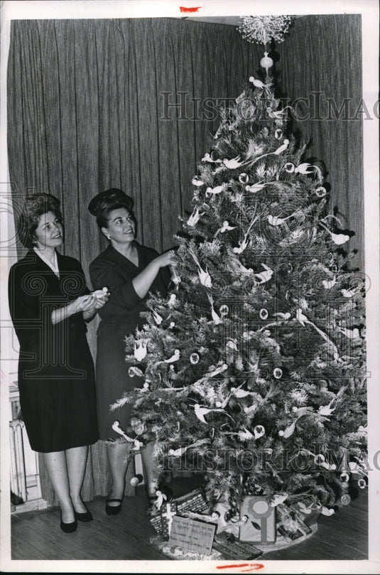 1965 Press Photo Mrs. DeCapite decorating the Christmas tree at Cudell House