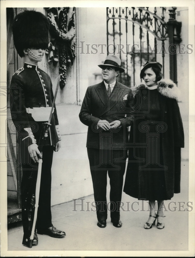 1936 Press Photo Mr. & Mrs. Downy are mpressed by a Buckingham guards
