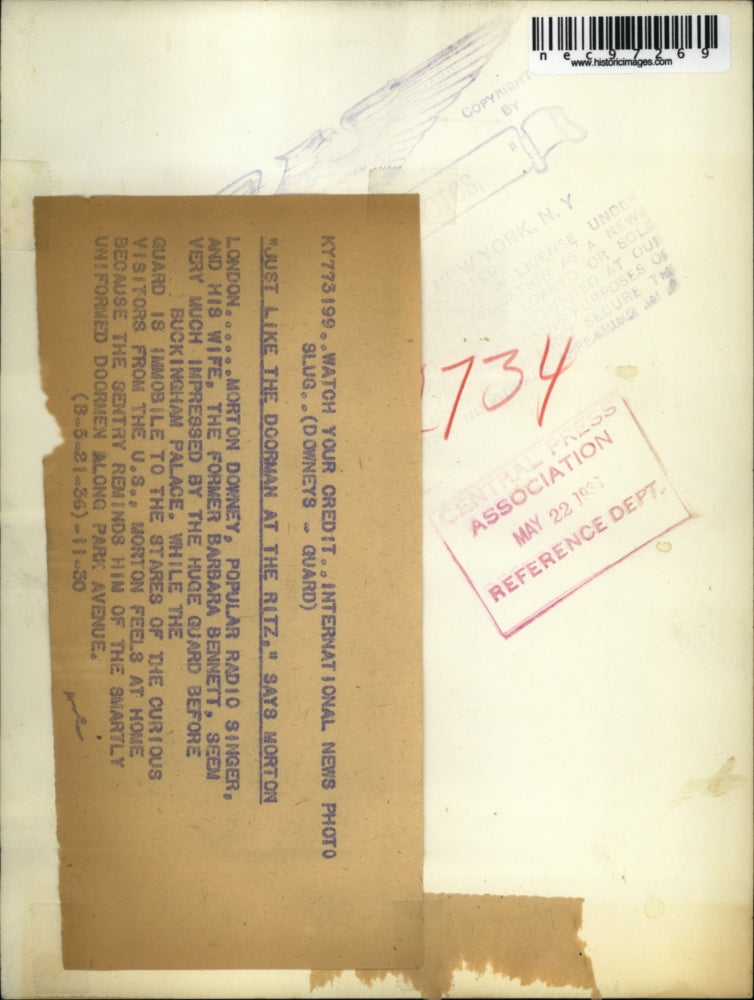 1936 Press Photo Mr. & Mrs. Downy are mpressed by a Buckingham guards