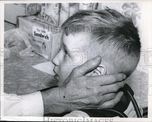 1960 Press Photo Harlod Hathaway & son of Cleveland Ohio - nec97316