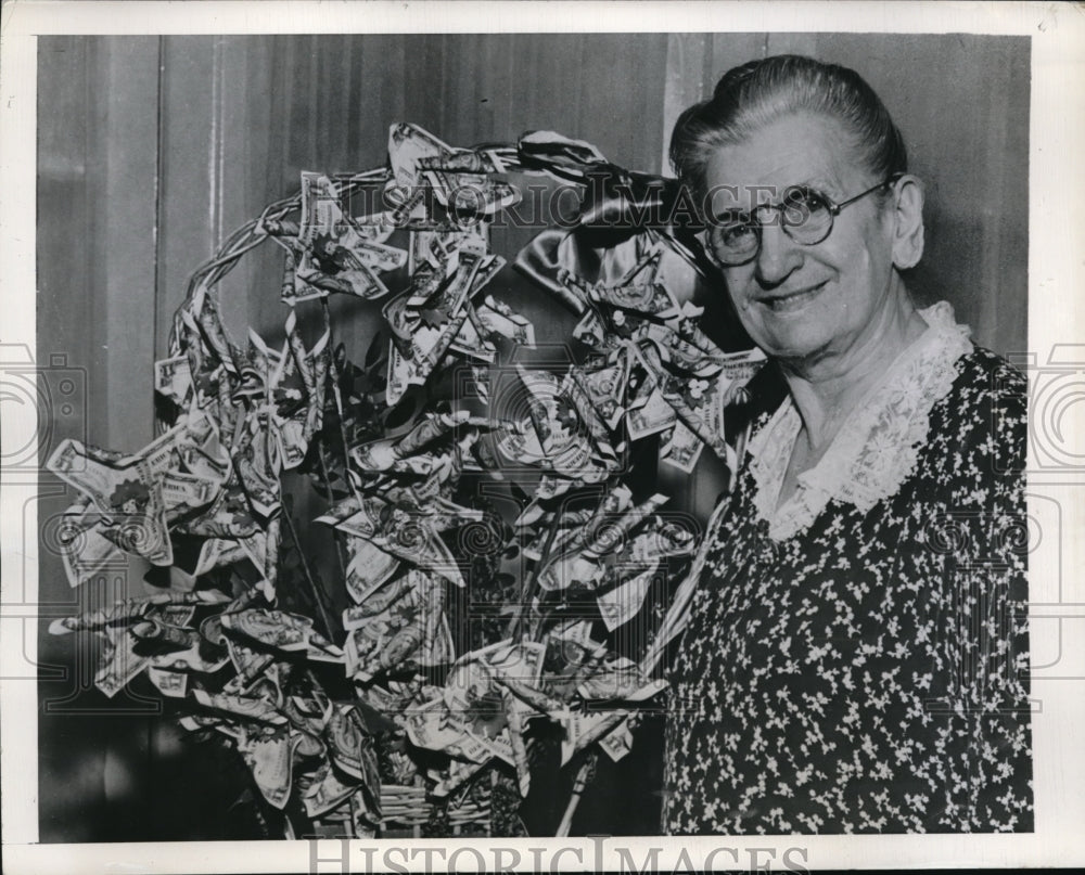 1946 Press Photo Mt Vernon NY Mrs M Wilhelm &amp; basket of dollars at 75th birthday- Historic Images