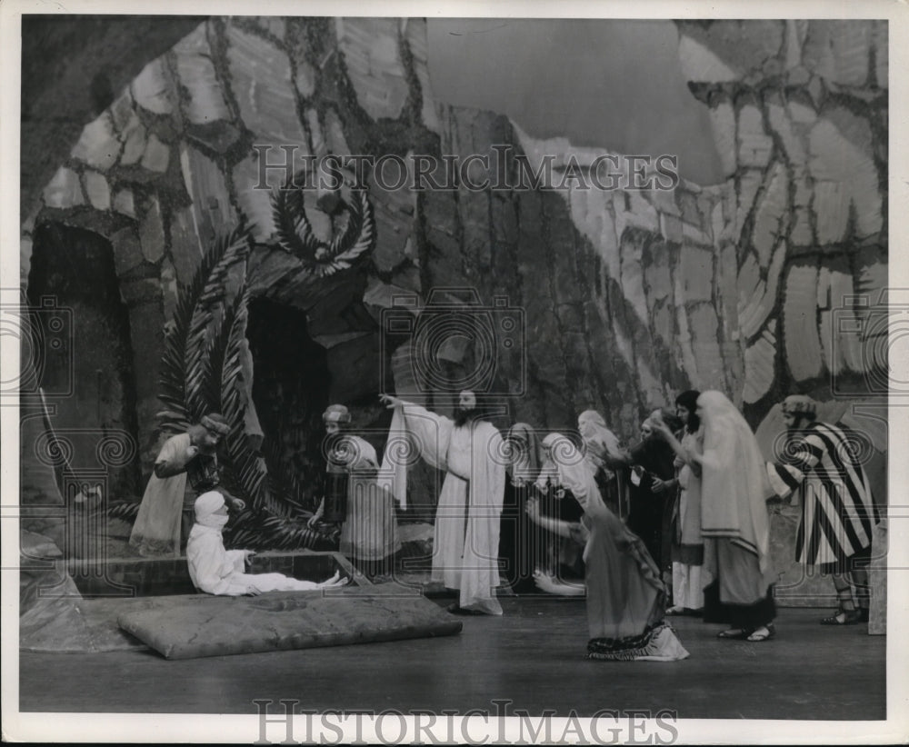1941 Press Photo Passion play with Jesus raising Lazarus - nec97386