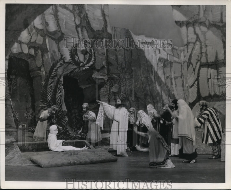 Load image into Gallery viewer, 1941 Press Photo Passion play with Jesus raising Lazarus - nec97386
