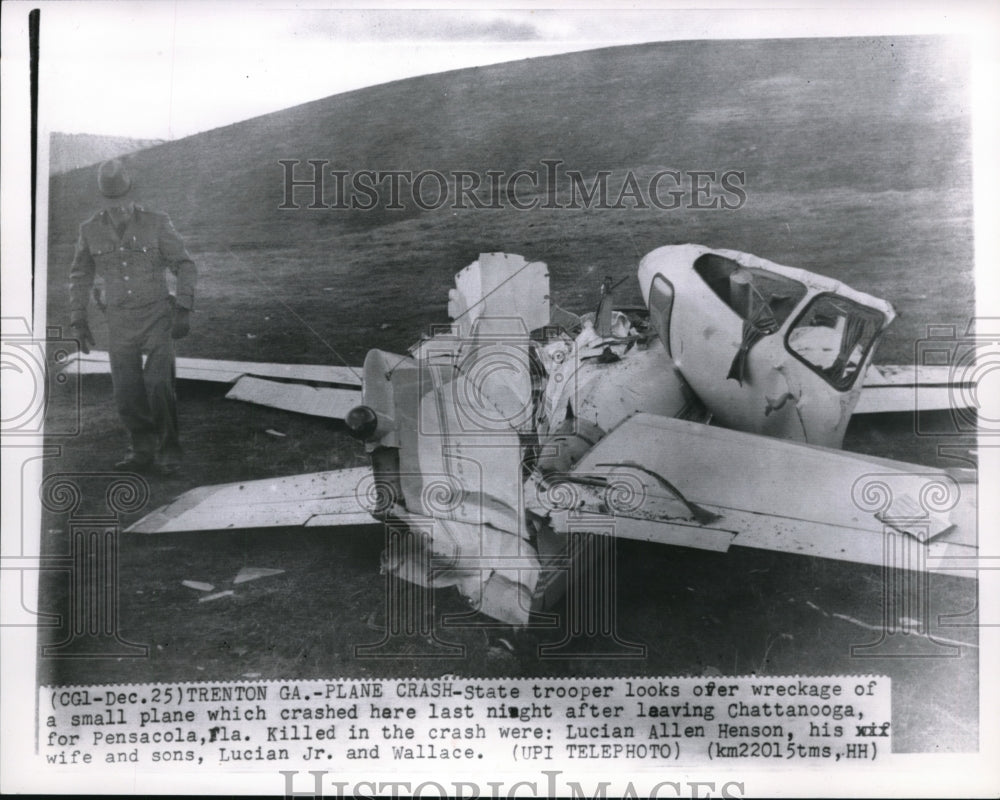 1961 Press Photo Trenton, Ja State trooper at small plane crash killed 4- Historic Images