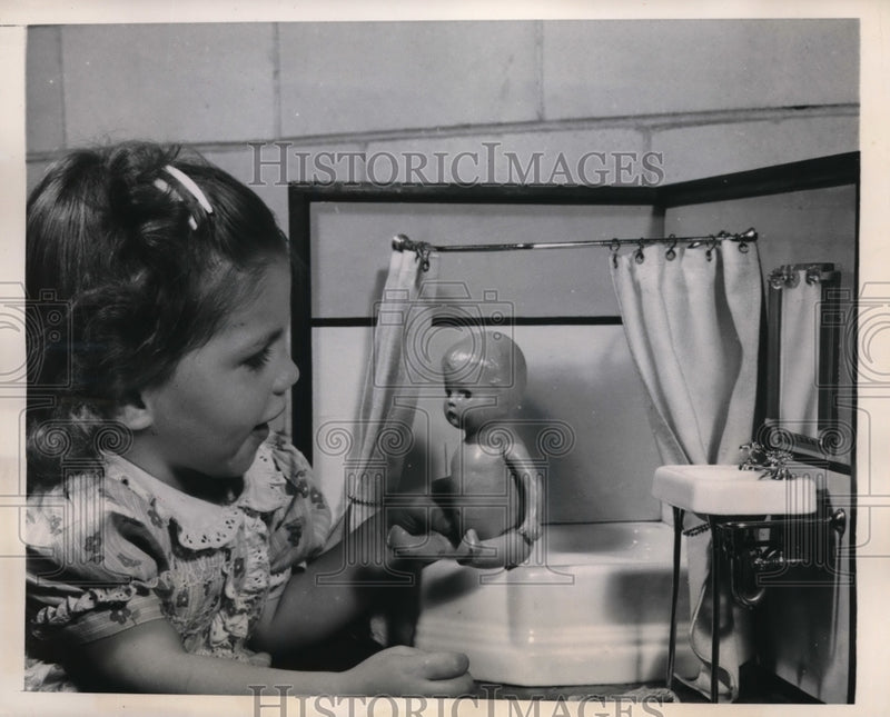 Load image into Gallery viewer, 1948 Press Photo Louisville Ky Mary Ann Bonn &amp; doll &amp; mini bath model
