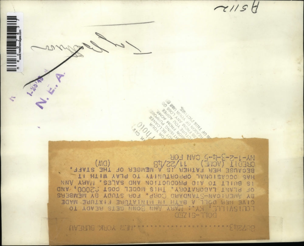 1948 Press Photo Louisville Ky Mary Ann Bonn & doll & mini bath model