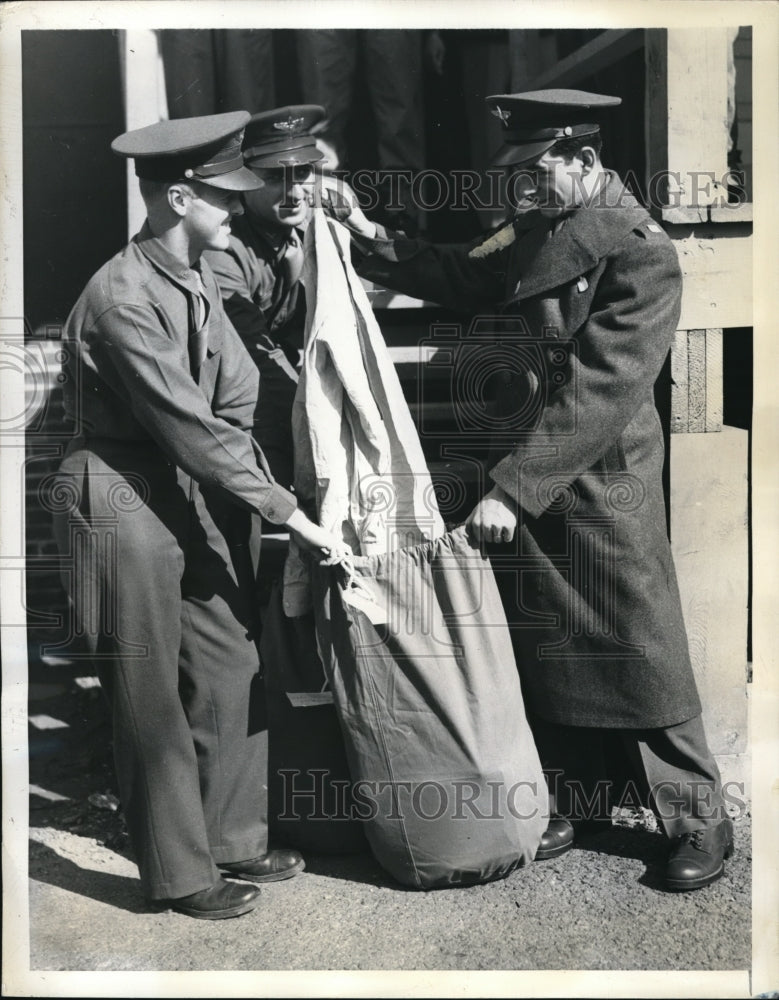 Load image into Gallery viewer, 1943 Press Photo Nashville YN aviation cadet C Baker, M Litt &amp; I Cohen
