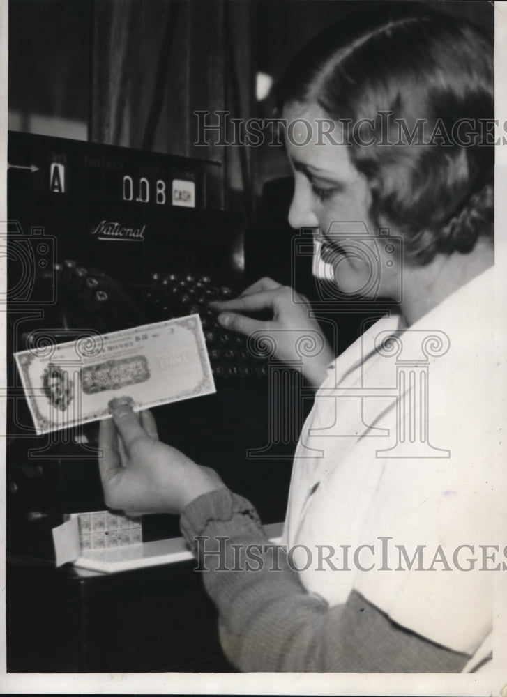 1932 Press Photo Evanston circulates trade dollars - nec97535