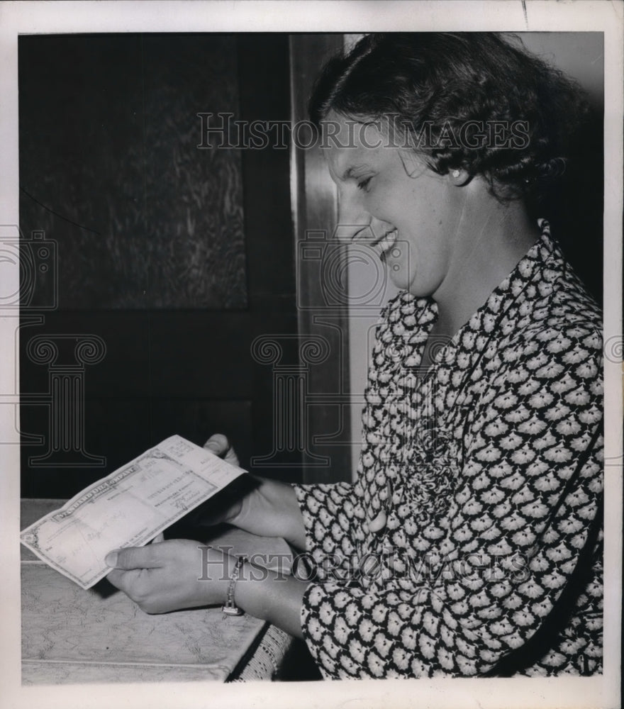 1944 Press Photo Mrs Elizabeth Yost employee of Standard Oil Co higher wages