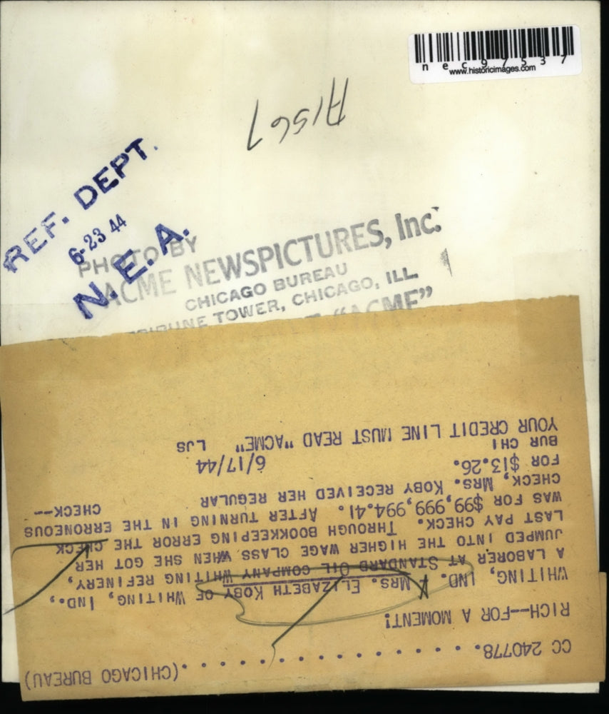 1944 Press Photo Mrs Elizabeth Yost employee of Standard Oil Co higher wages