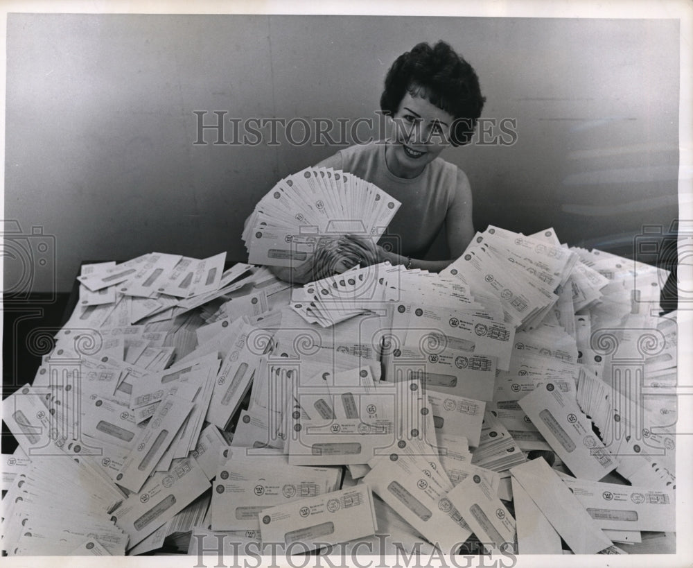 1962 Press Photo Pittsburgh Pa Clerk &amp; bills at Westinghouse Electric Co