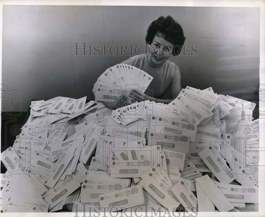 1962 Press Photo Pittsburgh Pa Clerk & bills at Westinghouse Electric Co