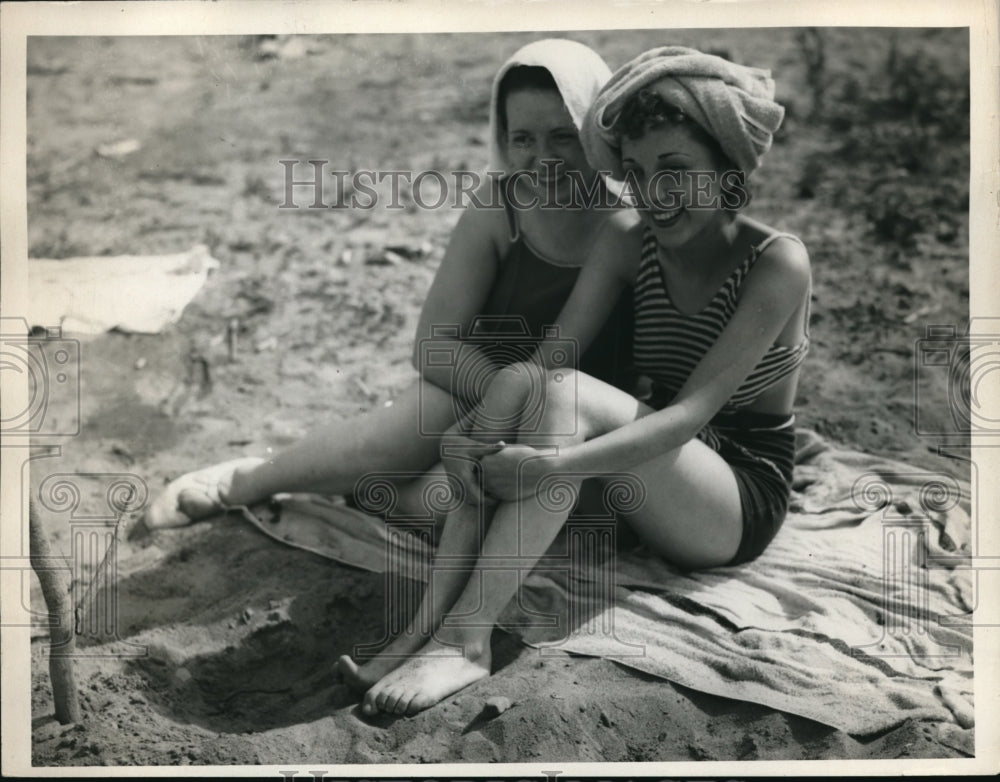 1936 Press Photo Alice Southland Mary Frances O'Connor On Beach Teens