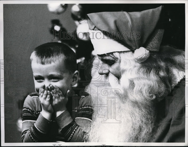 Load image into Gallery viewer, 1960 Press Photo Chicago Sant aClaus &amp; Eddie Waymel age 4 - nec97749
