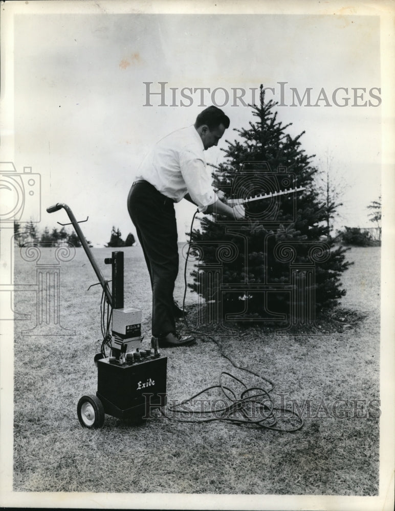 1962 Press Photo Hedge &amp; shrub trimmer with a battery dolly demonstrated- Historic Images