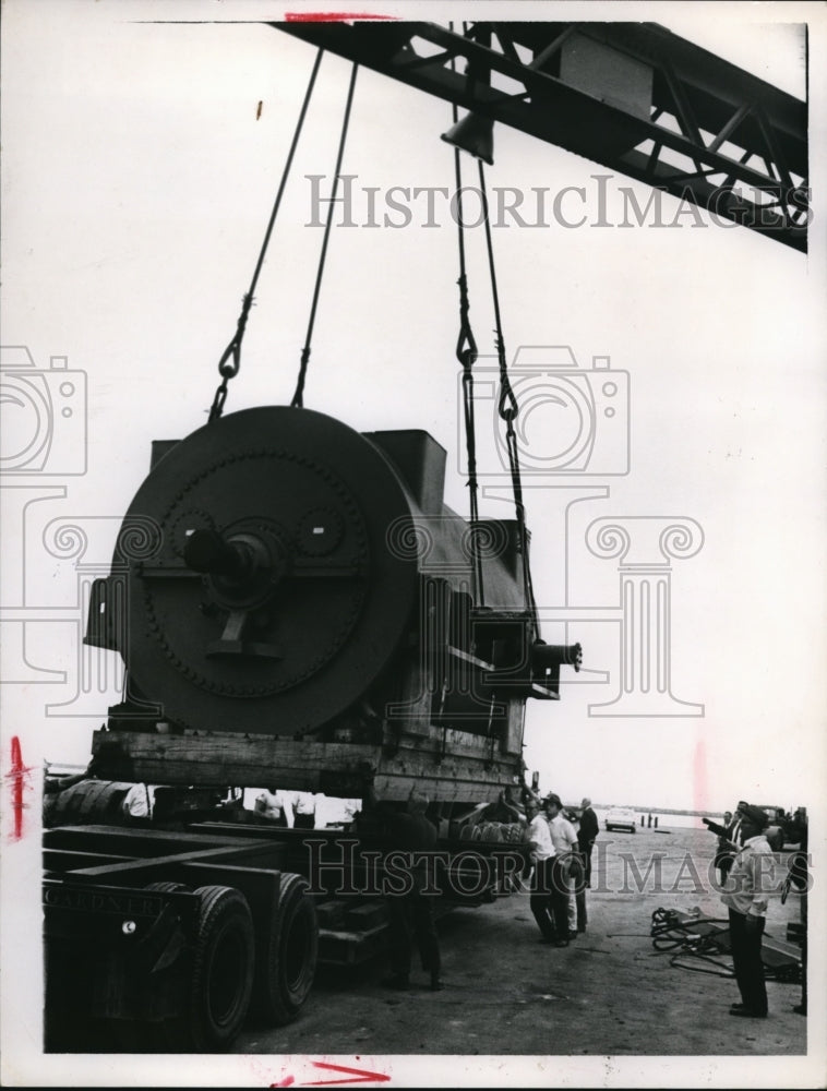 1965 Press Photo Heavy to carry at the Truck section- Historic Images