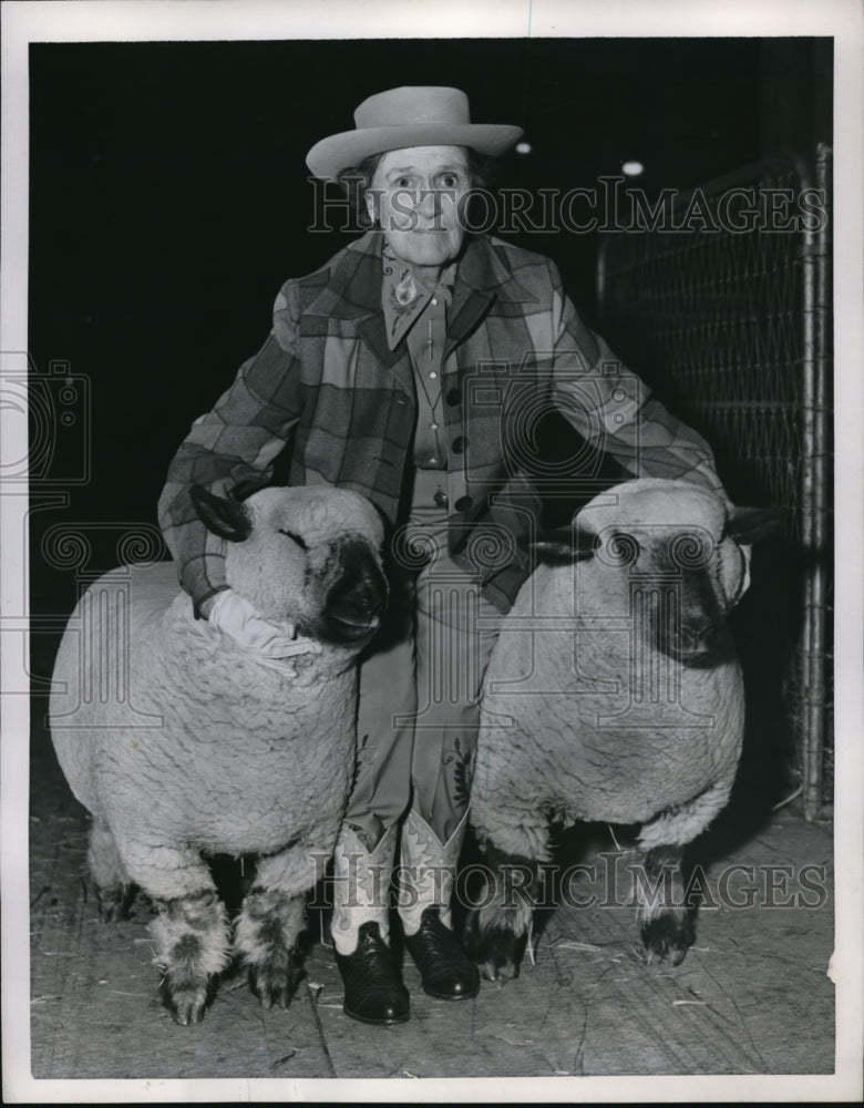 1952 Press Photo Mrs. Ammie Wilson with two ewes at Int'l Livestock Expedition