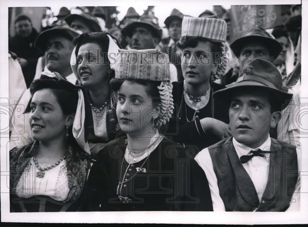 1954 Press Photo Yearly get together of Alpine soldiers and women in Rome
