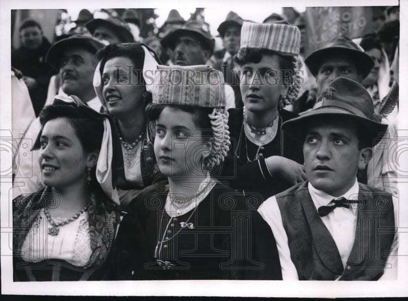 Load image into Gallery viewer, 1954 Press Photo Yearly get together of Alpine soldiers and women in Rome
