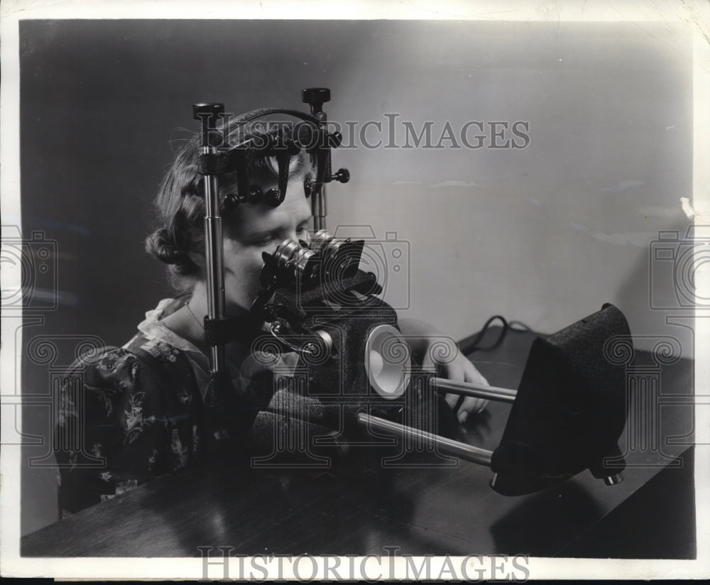 1941 Press Photo American Optical Company develops new instrument