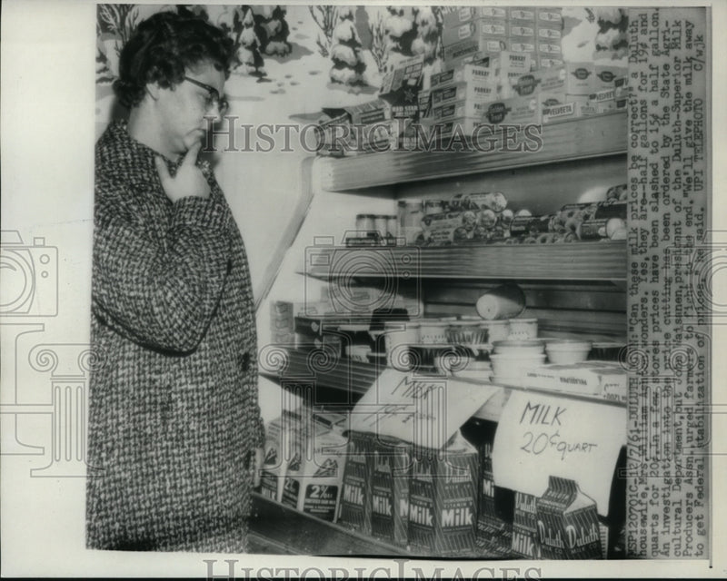 Load image into Gallery viewer, 1961 Press Photo Milk prices have customers confused. - nec97981
