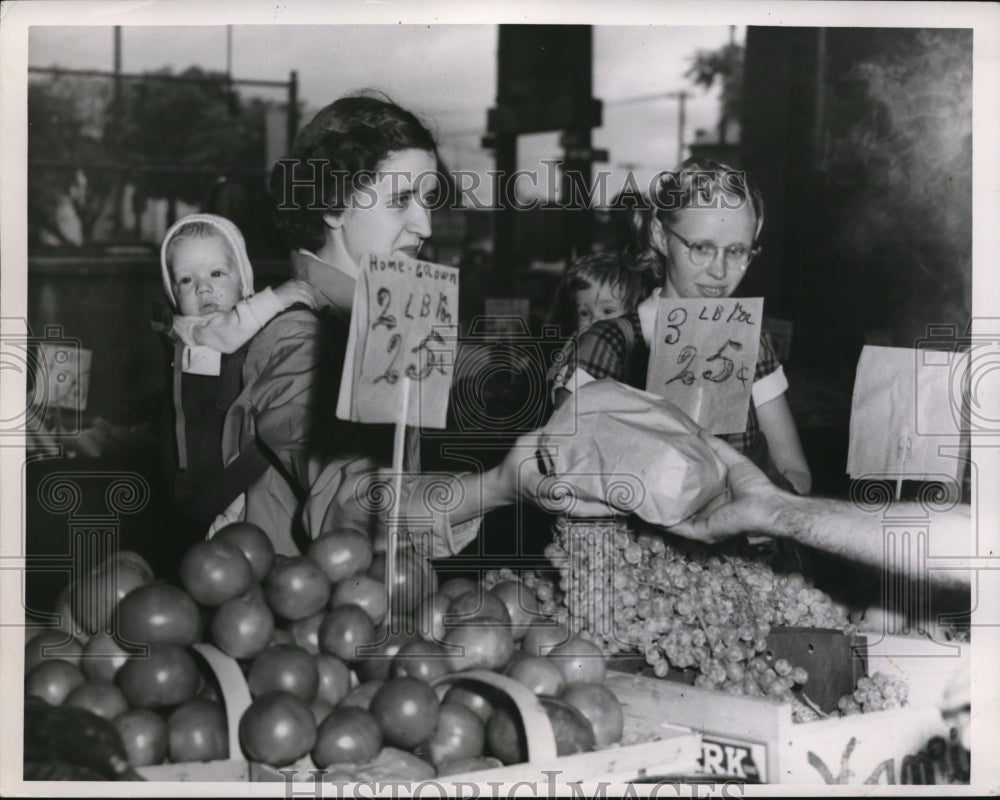 1951 Press Photo A mother buying vegetables and fruits at a store.