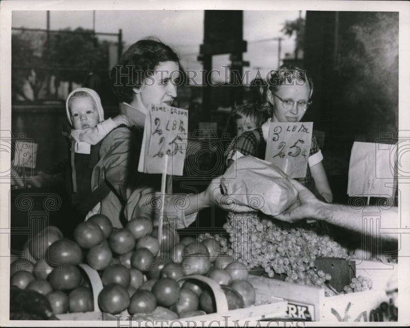 Load image into Gallery viewer, 1951 Press Photo A mother buying vegetables and fruits at a store.
