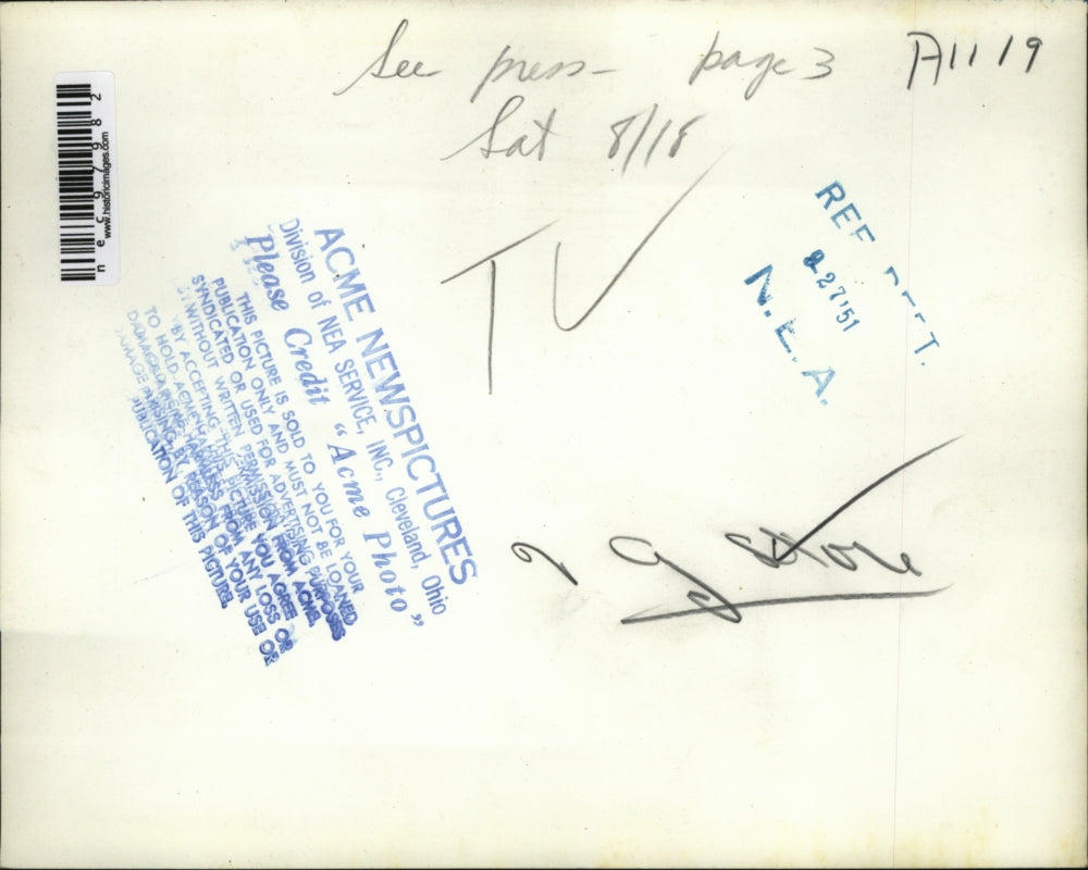 1951 Press Photo A mother buying vegetables and fruits at a store.