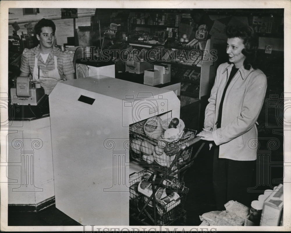 1945 Press Photo A device containing ultra-violet lamps that kills germs.