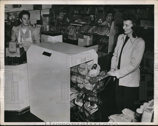 1945 Press Photo A device containing ultra-violet lamps that kills germs.