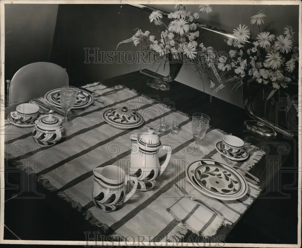 1937 Press Photo Luncheon table by Hampacher Schlemmer with Cornacopia vases