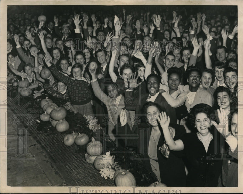 Load image into Gallery viewer, 1948 Press Photo May Co Jamboree at auditorium in Cleveland Ohio - nec98069
