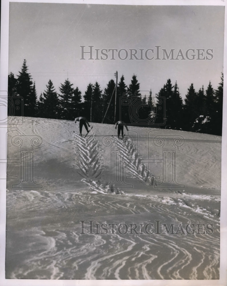 Load image into Gallery viewer, 1954 Press Photo Morin Heights Canada skies use herringbone technique
