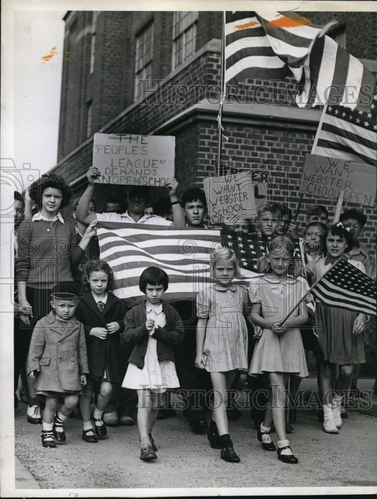 1942 Press Photo parents, students of Toledo Western School pickets closing