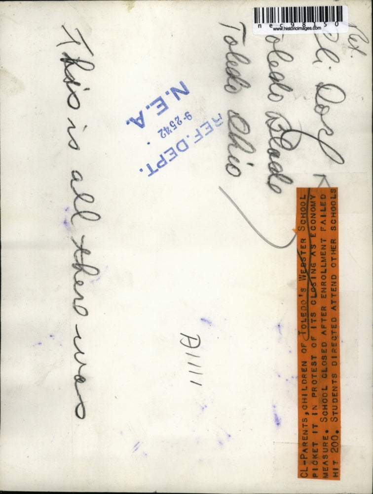 1942 Press Photo parents, students of Toledo Western School pickets closing