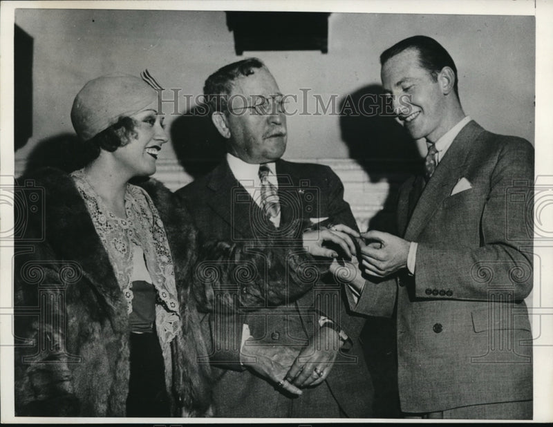 Load image into Gallery viewer, 1933 Press Photo Eddie Stanley and Evelyn Wise Married by Joseph Cowan
