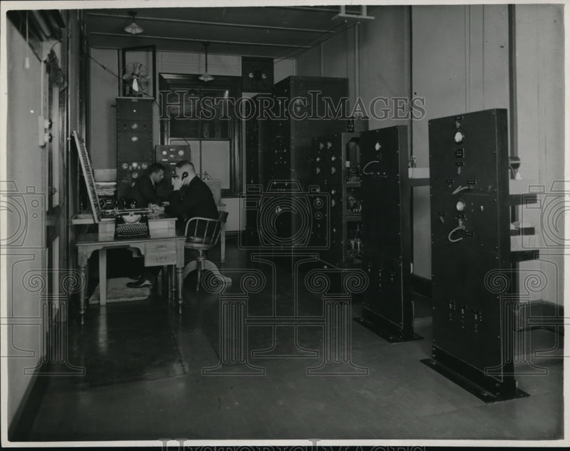 Load image into Gallery viewer, 1940 Press Photo Transmitting room of New S Wales Police station
