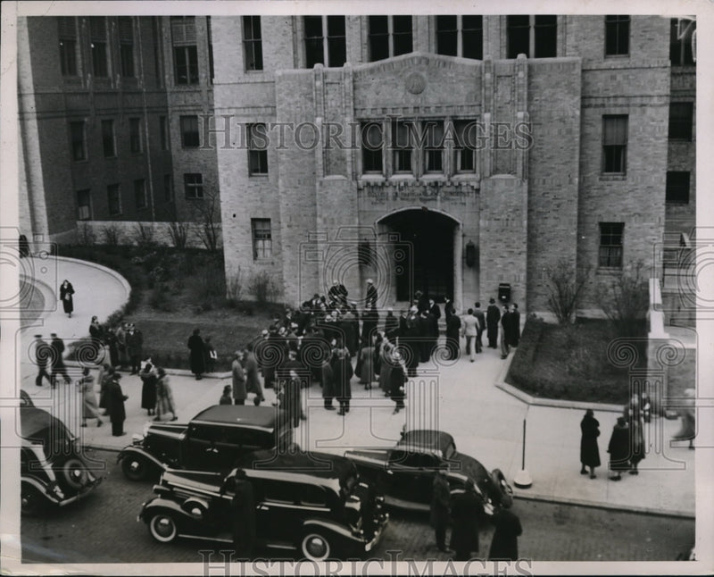Load image into Gallery viewer, 1935 Press Photo NYC Med Center scene of murder/suicide Dr A Rowe, Wm Crawford
